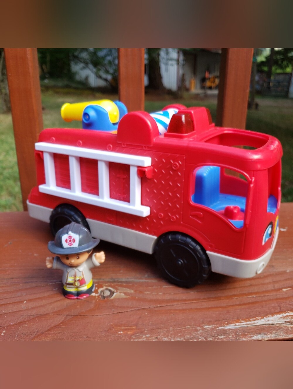 2016 Fisher-Price Little People Fire Truck & Firefighter Figures - Makes Noise